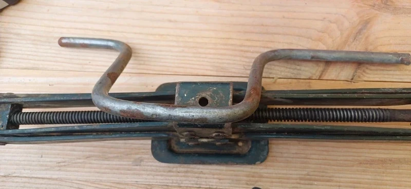 Cric and its crank – photo 3